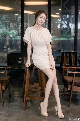 中午妈妈在厨房做饭