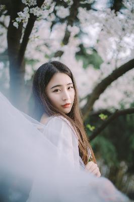 他的巨物撑开她的花缝的导演是谁