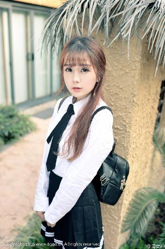 中午妈妈在厨房做饭