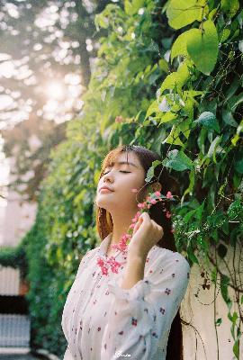 中午妈妈在厨房做饭