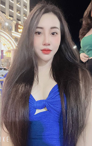 年轻的女孩在办公室推荐香水